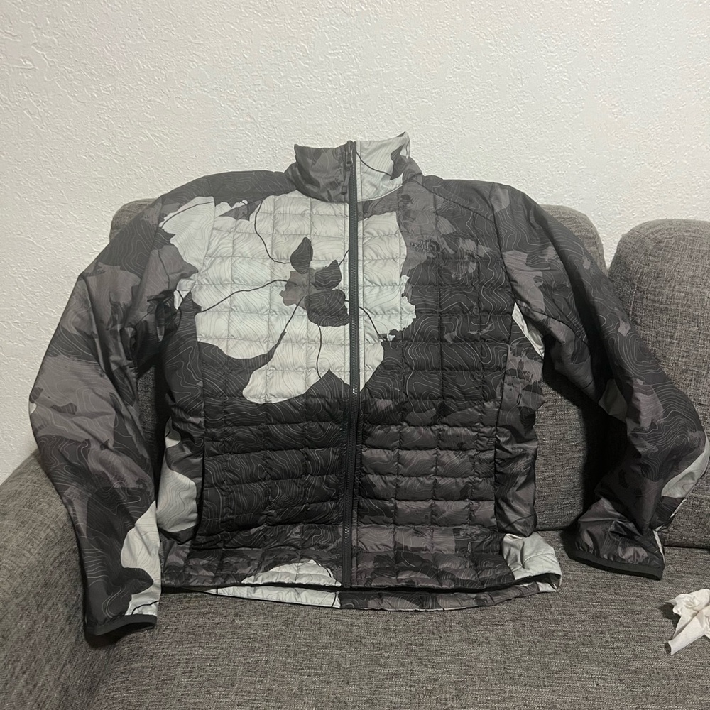 Women’s North Face Black and Gray Patterned Jacket